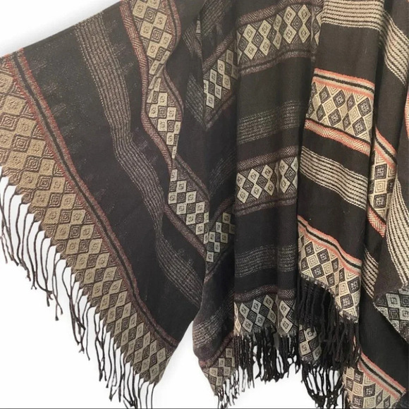 ONLY Ibeline Poncho - Geo-Tribal Cape  in Brown - Picture 7 of 8